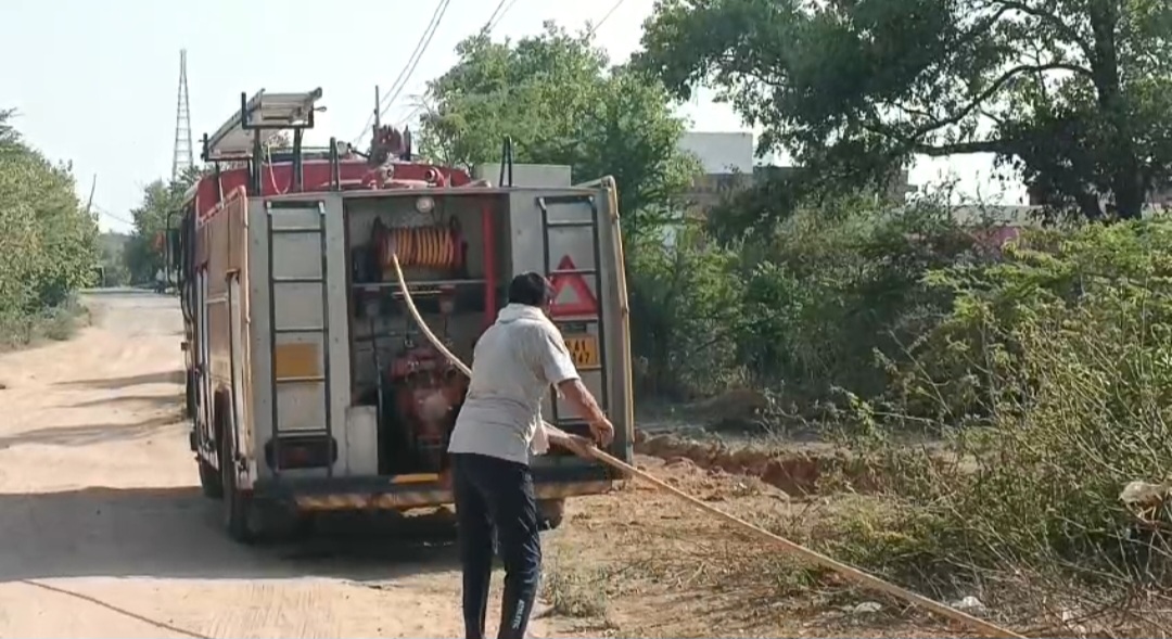 महोबा में आज स्टेशन रोड के पास जंगल में अज्ञात कारणो के चलते आग लग गई। देखते ही देखते आग ने विकराल रूप धारण कर लिया। तभी वहां से गुजर रहे रहे। राहगीरों ने अग्निशमन विभाग को सूचना दी और दमकल वाहन मौके पर पहुंच गई। जल्द ही आग पर काबू पा लिया गया मौके पर पहुंचे अग्निशमन अधिकारी देवेश तिवारी ने बताया कि सूचना मिलने पर दमकल गाड़ी को स्टेशन रोड के पास पहुंचाया गया और जल्द से जल्द आग पर काबू भी पा लिया गया है साथ ही किसी भी प्रकार की कोई हानि नहीं हुई है। रिपोर्ट- सागर पसतौर